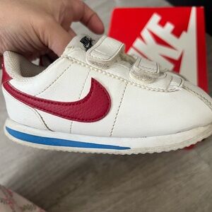 Nike Kids White and Red Sneakers with Blue Accent